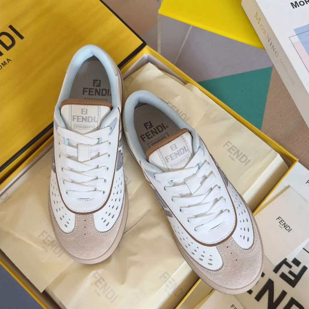 【FENDI】Top P: 740💰 Leather Couple Size: Women's 35-41 / Men's 39-45 Top version: Fendi Fendi match series Couple's Film Casual Sports Shoes Sneakers Original purchase, development, production of these FENDI Match lace-up sneakers. Small perforations accent the upper. Made of white leather with beige suede details. Matcha green leather FF applique. Rubber sole with FENDI lettering on the side. Comes with exquisite packaging at the counter 🛍📦 ▪️ Fabric: Original custom imported first-layer cowhide ▪️ Lining: Imported custom breathable mesh ▪️ Sole: Original molded TPU two-color combination sole ▪️ Sole thickness: 3CM. ▪️ Size: Women's 35-41 / Men's 39-45